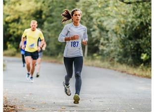 همه چیز درباره‌ی شروع دویدن؛ از تهیه‌ی وسایل لازم تا تغذیه‌ی قبل از دویدن